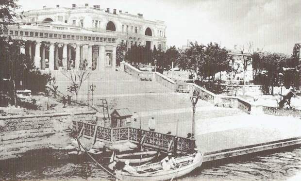 Графская пристань. Гостиница "Кисть". L'appontement Comtal. L'hotel "Raceme". The Landing pier for a count. The hotel "A bunch". Grafskaja Anlegestelle. Hotel "Kist".