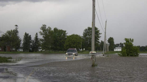 Автотрасса на Арабатской стрелке затоплена из-за сильного ветра