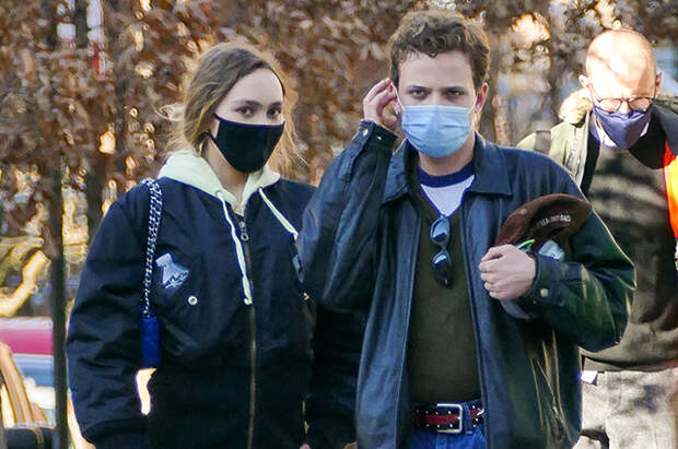 Лили-Роуз Депп на прогулке с приятелем в Нью-Йорке