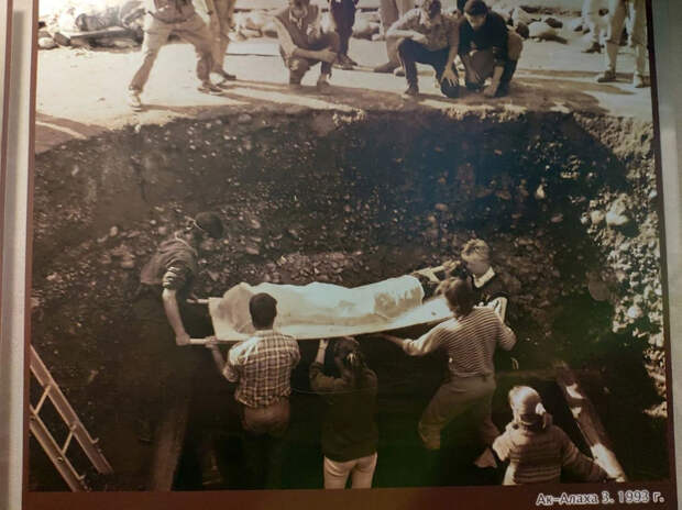 1993 год. Ученые достают мумию, найденную в ходе раскопок на плато Укок. Фото: архив Национального музея им. А.В. Анохина
