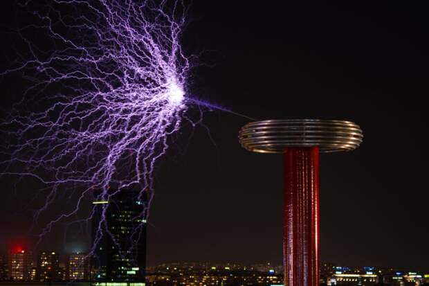 Катушка Теслы высвобождает сильный заряд электромагнитного поля