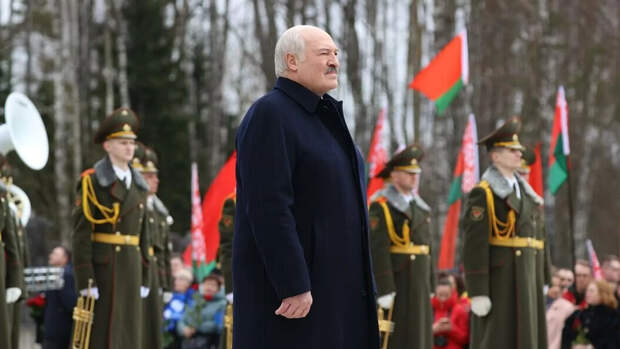 Президент Белоруссии Александр Лукашенко во время посещения мемориального комплекса Хатынь Президент Белоруссии Александр Лукашенко во время посещения мемориального комплекса Хатынь - РИА Новости, 1920, 22.03.2023