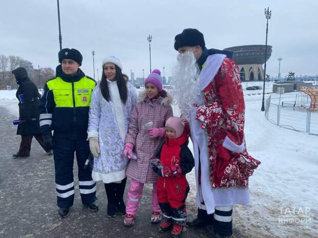 «Подарки тем, кто не нарушал ПДД»: сотрудники ГАИ поздравили водителей с Новым Годом