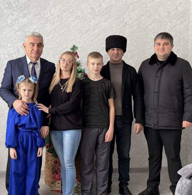 В преддверии Нового года глава Кошехабльского района посетил семью участника СВО