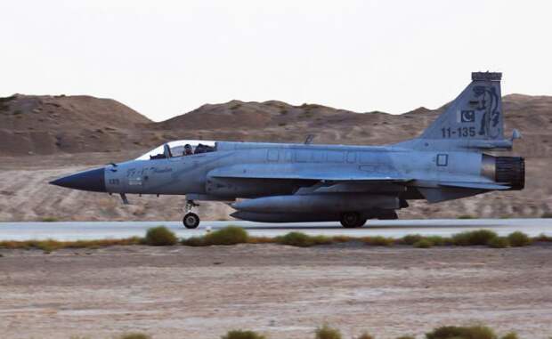 На фото: истребитель JF-17 Thunder