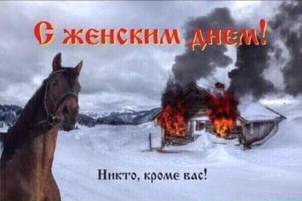 Муж читает газету перед телевизором, жена драит посуду...