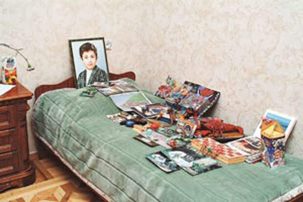 На этой кровати когда-то спал сын Костя, который, так же как и сестра Диана, погиб в авиакатастрофе Ту-154 в июле 2002 г.