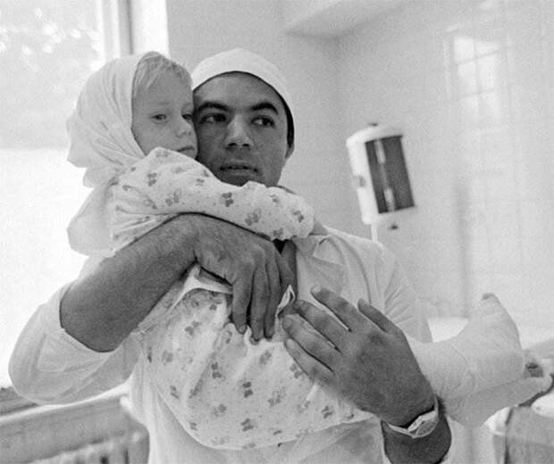 Этой малышке родной отец отрезал обе ноги косилкой. Однако врачи смогли совершить немыслимое Этой малышке родной отец отрезал обе ноги косилкой. Однако врачи смогли совершить немыслимое