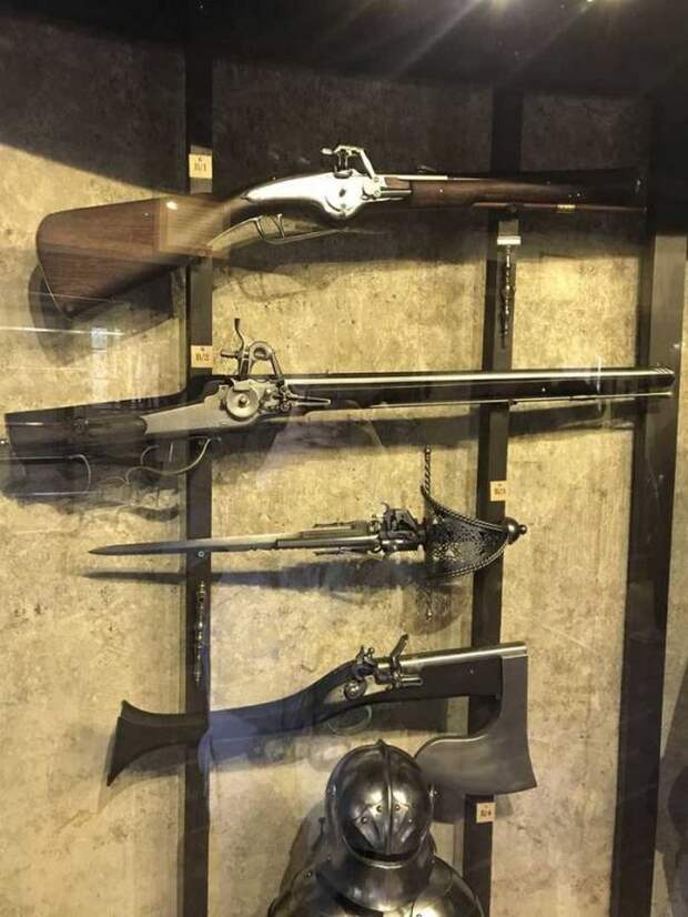 Старинное оружие из арсенала чешского замка