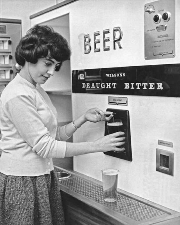 Разливное пиво из автомата. 50-е, СССР, автомат, автомат газировкой, автомат для газировки, продажа, торговля