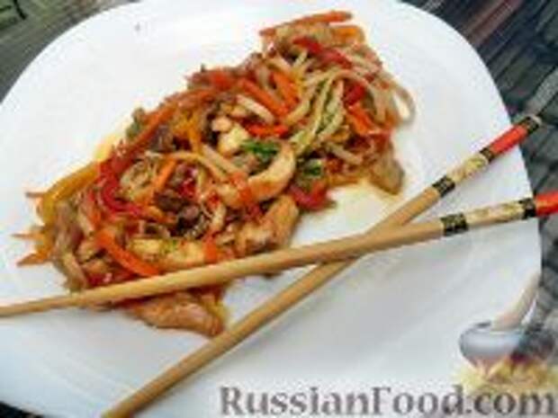 Фото к рецепту: Яки удон тори (лапша удон с курицей и овощами)