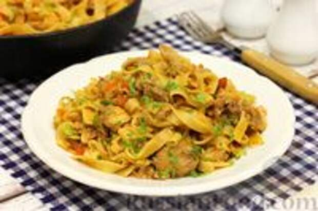 Фото к рецепту: Лапша с тушёнкой и овощами (на сковороде)