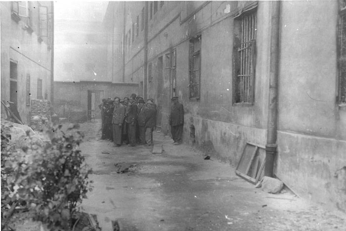 Евреи во дворе тюрьмы перед расстрелом (Яд Вашем )