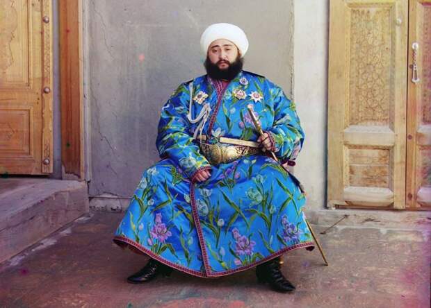 Эмир Сэйид Мир Мохаммед Алим Хан – эмир Бухары – сидит с мечом в Бухаре (нынешний Узбекистан) в 1910 году. (Prokudin-Gorskii Collection/LOC) империя., путешествия, цветное фото