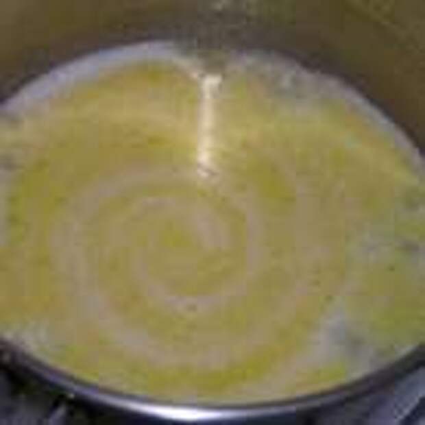 Приготовить заварное тесто. В кастрюльку влить молоко и воду, добавить масло, поставить на огонь и нагревать, пока масло не растает, затем увеличить огонь и быстро вскипятить смесь. 