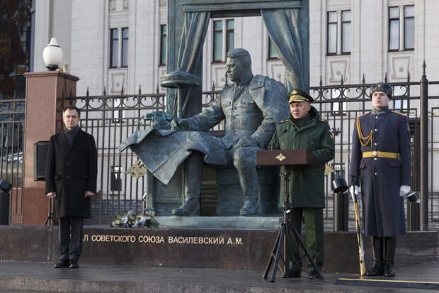 Памятник маршалу Василевскому открыли у здания Минобороны в Москве