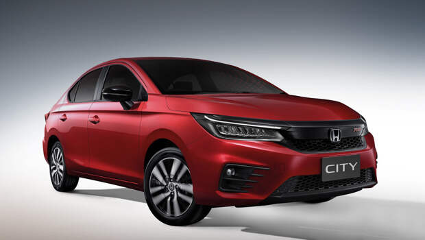 Honda city. «Спортивная» версия RS (на фото) появилась у City впервые, но отличается она только чёрным глянцевым декором и богатством оснащения, ведь это топовый вариант ценой 739 000 батов (1,56 млн рублей). Базовый S стоит 579 500 (1,22 млн). Ещё есть V за 609 000 (1,28 млн) и SV за 665 000 (1,4 млн).