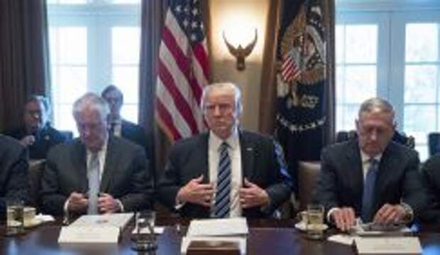 На фото: госсекретарь США Рекс Тиллерсон, президент США Дональд Трамп и министр обороны Джеймс Мэттис (слева направо)