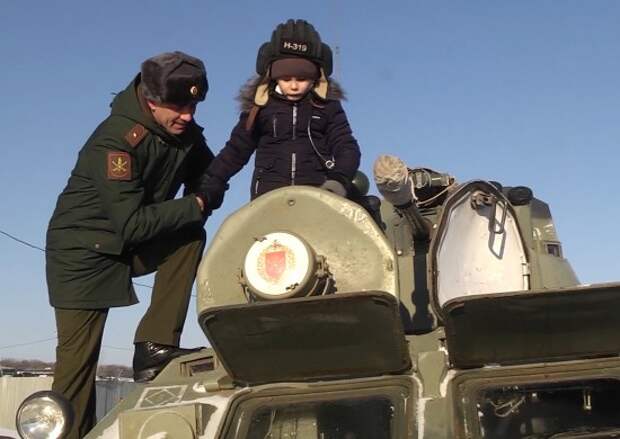 Военные исполнили мечту юного патриота в 6 лет прокатиться на «боевом танке»
