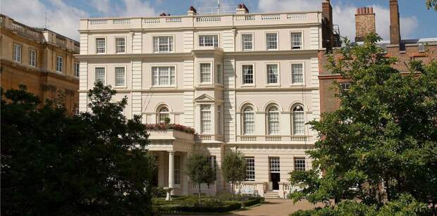 Кларенс-Хаус расположен в нескольких минутах ходьбы от Букингемского дворца рядом с Сент-Джеймсским дворцом.  