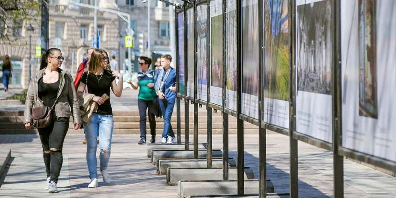 Фотовыставку, приуроченную ко Дню России, открыли на Цветном бульваре