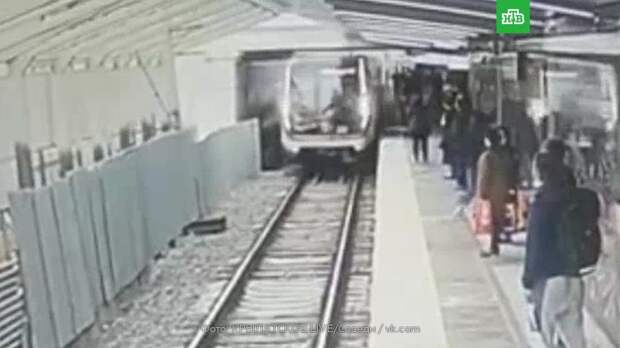 Мужчина упал на рельсы в московском метро