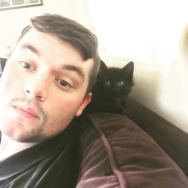 парень с котенком