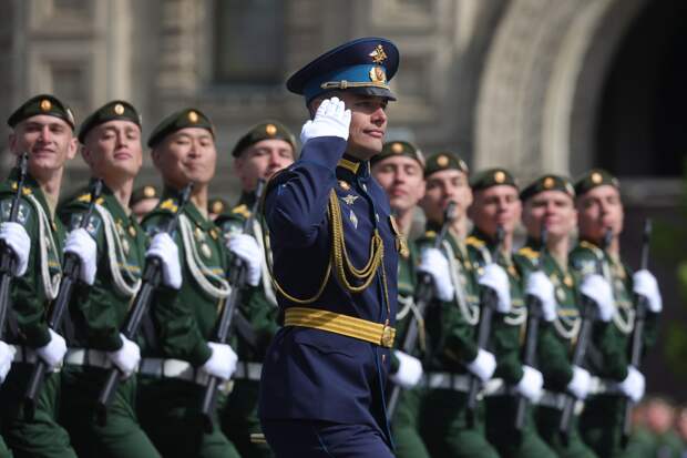 Песков: мы своевременно сообщим, какие зарубежные лидеры посетят парад Победы