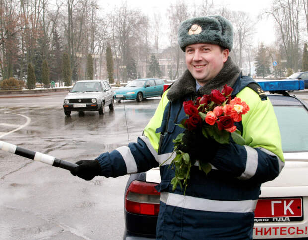 На восьмое марта он дарил женщинам цветы Добрые дела, добро, милиция, полицейские, стереотип