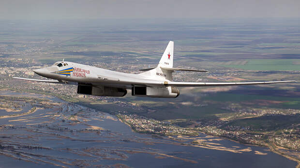 В Сети появилось видео полета двух стратегических ракетоносцев Ту-160 над Баренцевым морем