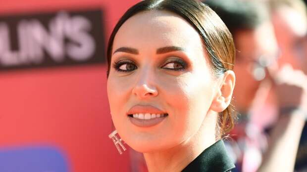 Певица Алсу в облегающем костюме прокатилась на горных лыжах