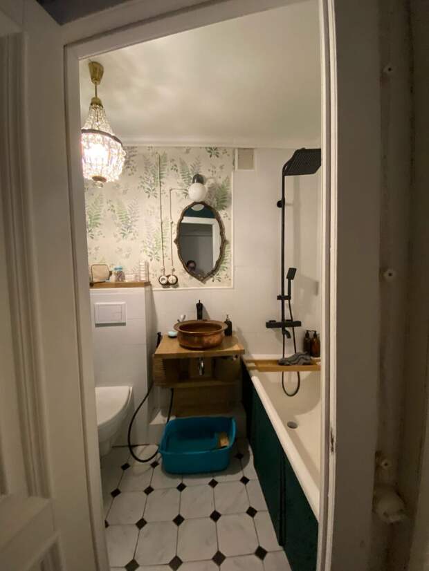 Так чуть лучше видно планировку ванной комнаты. И напоследок примечание от хозяйки квартиры: «Фото как есть, без обработки и уборки специально для съемки, тут так, как я живу сейчас с двумя котами»