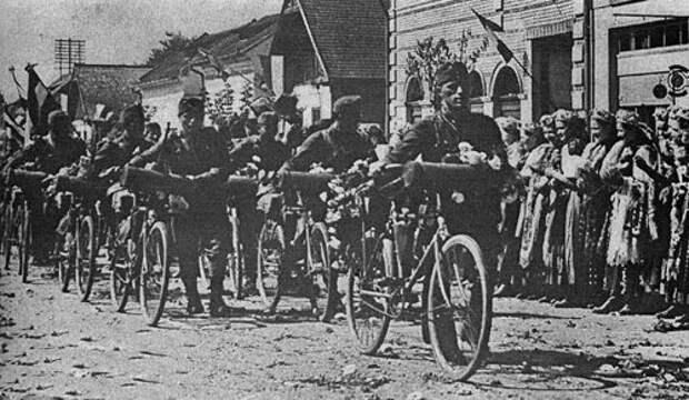 Местное венгерское население радостно встречает венгерские войска, вступающие в Северную Трансильванию. Сентябрь 1940 г. Дальше начнутся убийства румын и евреев.