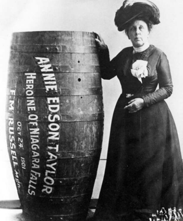 Энни Эдсон Тейлор — американская искательница приключений. 24 октября 1901 года, в свой 63-й день рождения, первой в мире преодолела Ниагарский водопад в деревянной бочке. вещи., время, история, люди, фото
