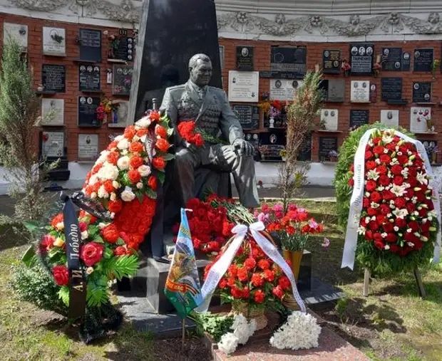 В день гибели генерала Лебедя его могила усыпана цветами