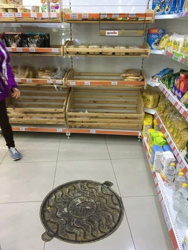 Да, это люк прямо в магазине жизнь, прикол, ржака, удивление, фото, юмор