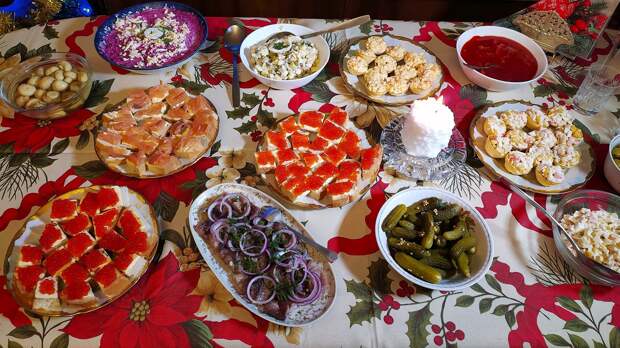 Опрос: оливье и «шуба» возглавили рейтинги как самых любимых, так и наиболее надоевших новогодних блюд