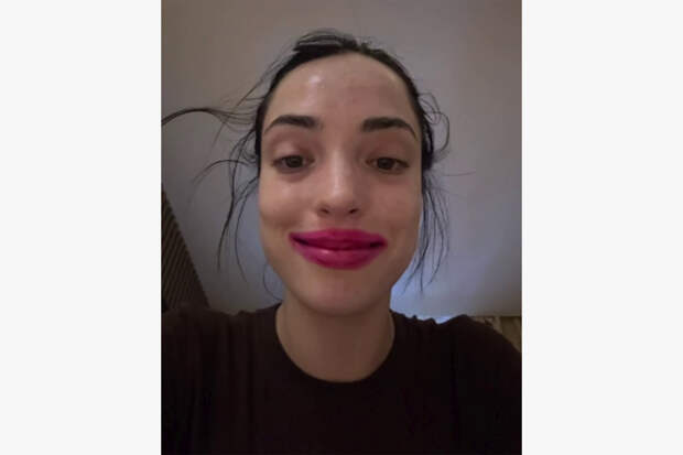 Неожиданный эффект гигиенической помады на губах блогерши рассмешил зрителей