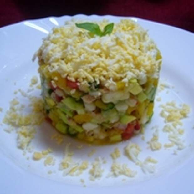 Салат с тунцом, авокадо и яйцом