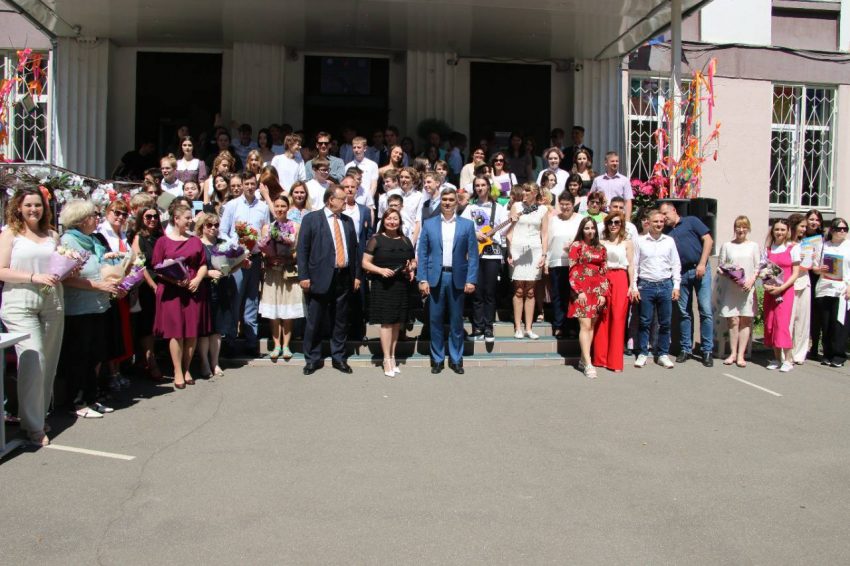 Школьник из проезда Аэропорта на выпускном исполнил песню собственного сочинения