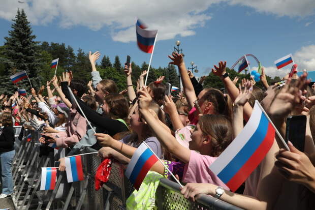Депутат Колунов предложил размещать флаг России над всеми государственными учреждениями