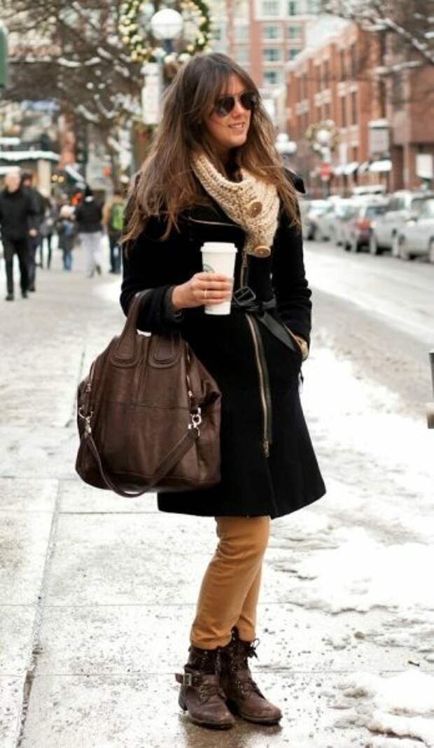 Winter brown. Коричневый пуховик streetstyle. Сумка к черному пальто. Коричневая сумка с верхней одеждой. Сумочка к черному пальто.