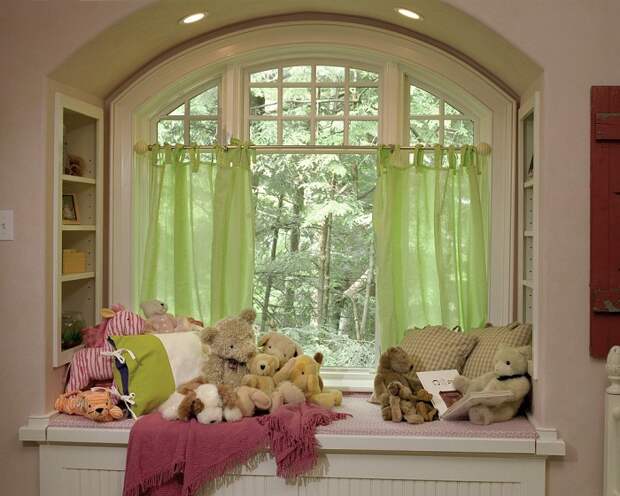 Интересное решение оформить интерьер детской комнаты при помощи уютного подоконника, что создаст симпатичную обстановку.