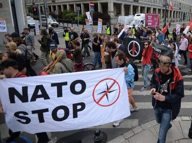 В Италии призвали к мировой забастовке против НАТО. "Одержимых безумцев нужно остановить"