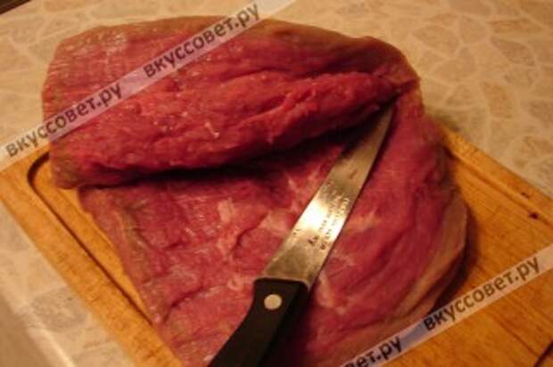 Мясо моем и режем вдоль по спирали, таким образом, что мфсо из куска превращается в пласт