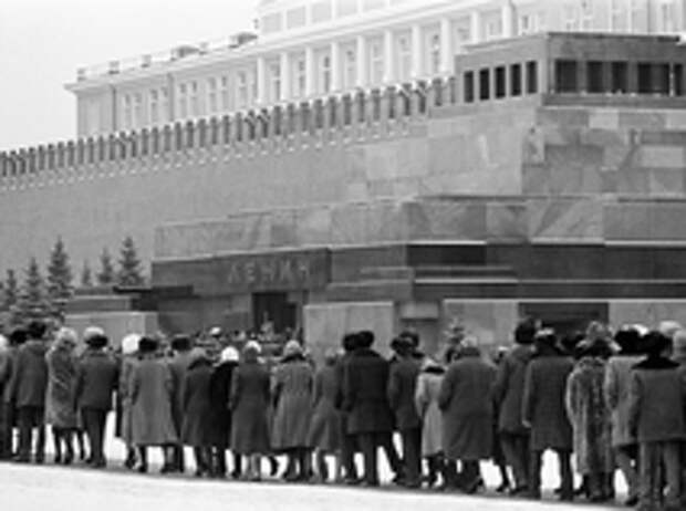 Очередь к Мавзолею на Красной площади