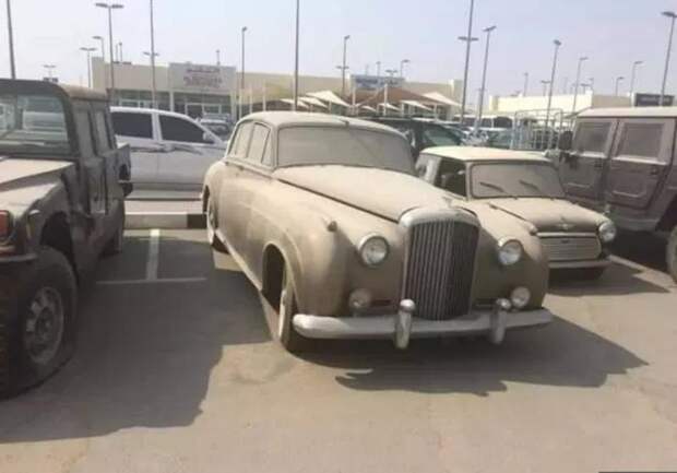 Кладбище суперкаров. Тысячи роскошных автомобилей, включая Rolls-Royce, Ferrari и Bentley, гниют на свалке в Шардже
