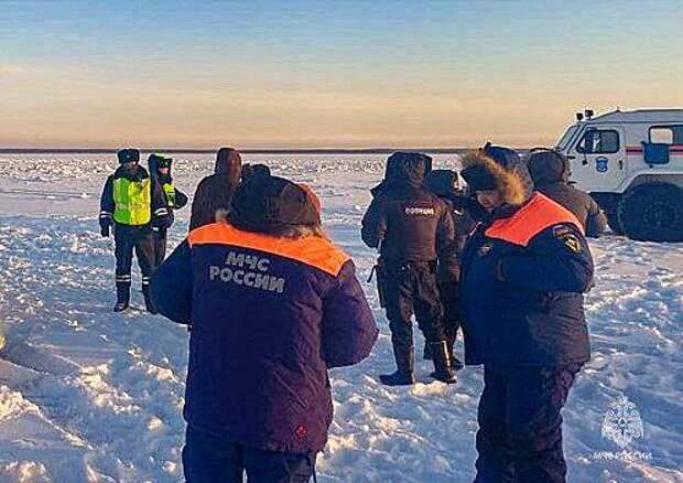 Трактор с людьми провалился под лед на российской реке