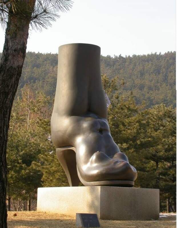 Памятник женскому сапогу в Ансане. Южная Корея.