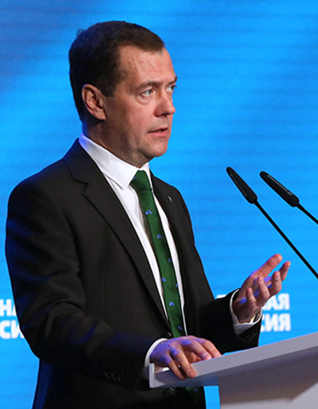 Для заседания фракции «Единая Россия» Дмитрий Медведев выбрал изумрудный галстук с голубыми мопедами